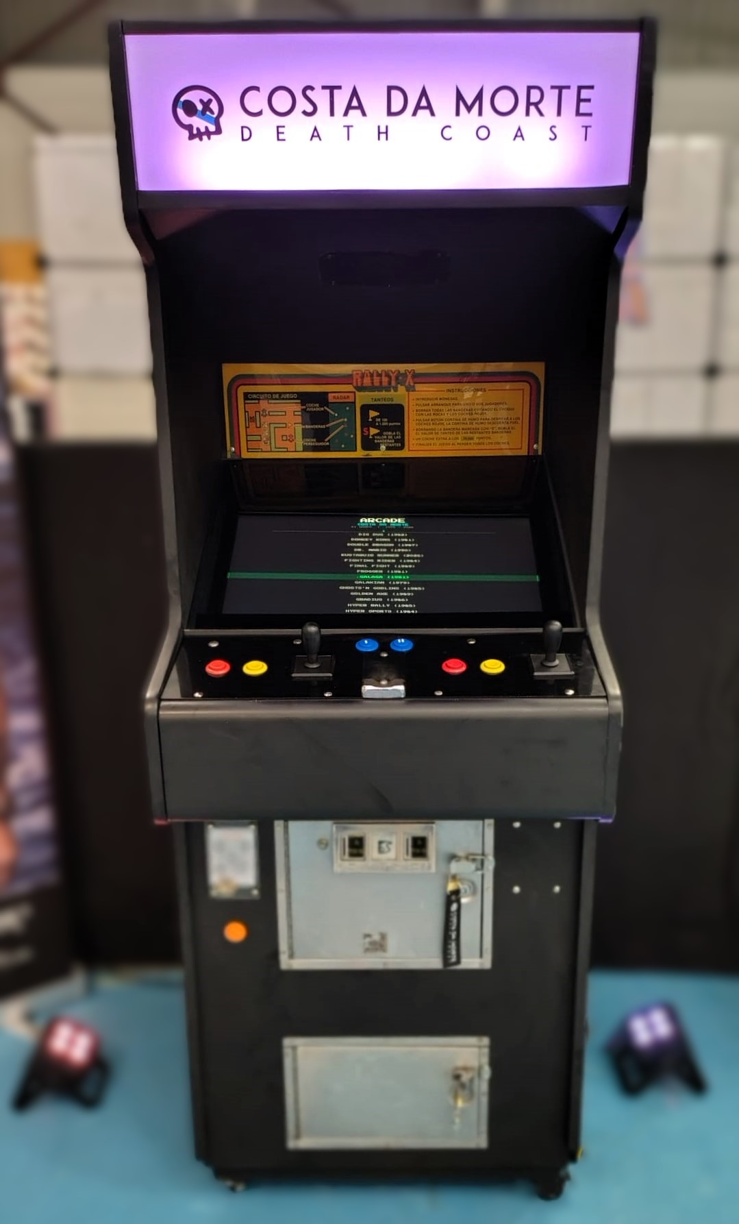 Arcade Costa da Morte frontal con selector de juegos y marquee iluminado en Pontefriki 2026