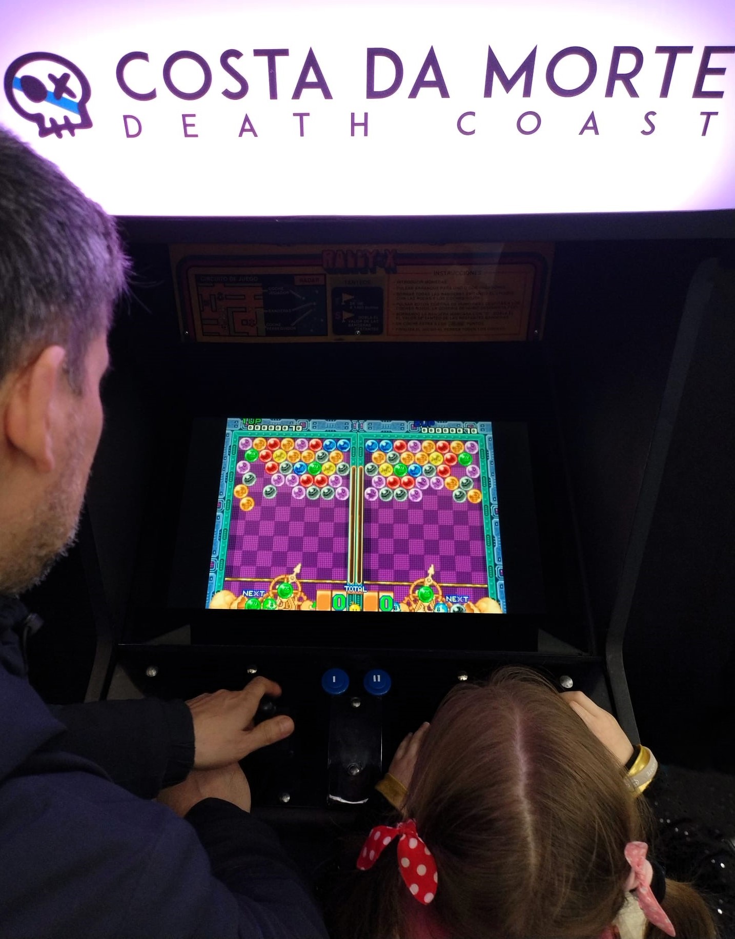 Jugando Puzzle Bobble en el arcade durante un evento